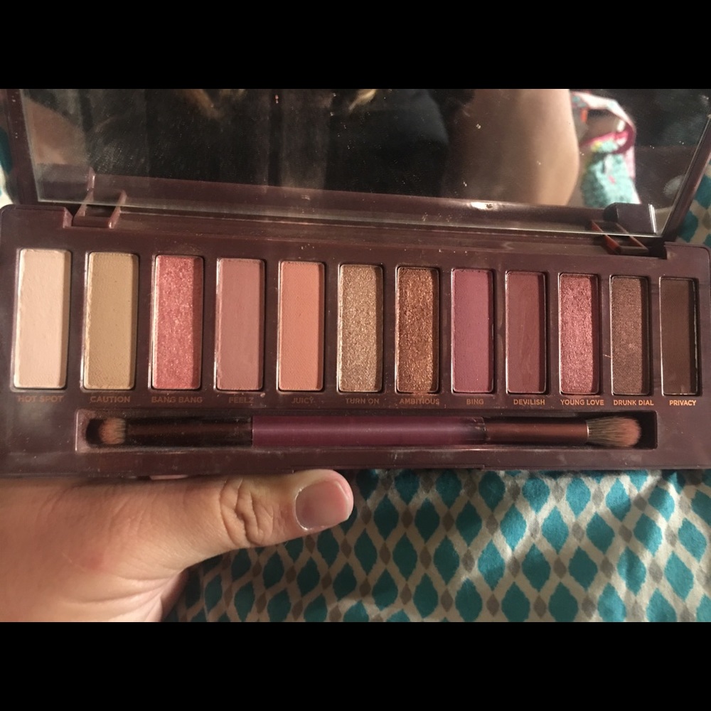 Cosmetics - Picture 5 of 8